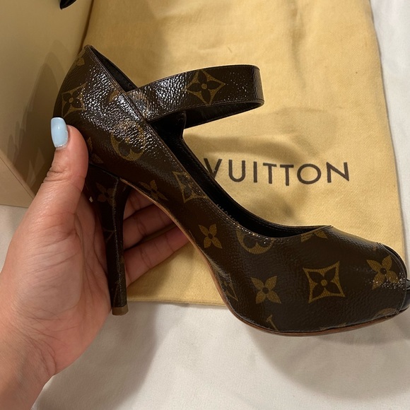 Louis Vuitton monogram (authentic) peep toe heel w/ Gold LV button - Picture 12 of 14
